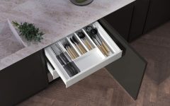 Wkład do szuflady kuchennej typu Ultra Box z organizerem na noże i sztućce, zamontowany w czarnej zabudowie kuchennej.