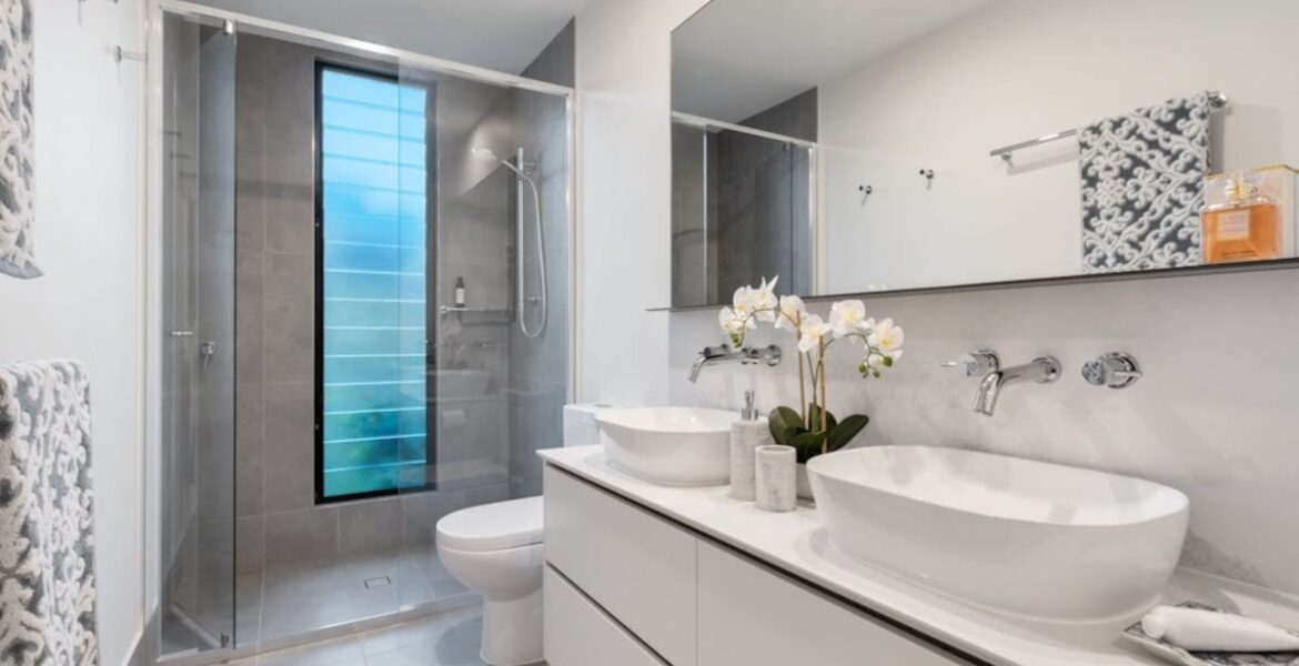 Jasne wnętrze łazienkowe.