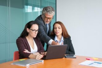 Coraz więcej firm w Polsce czeka ograniczenie działalności, a w najgorszym wypadku redukcja etatów.