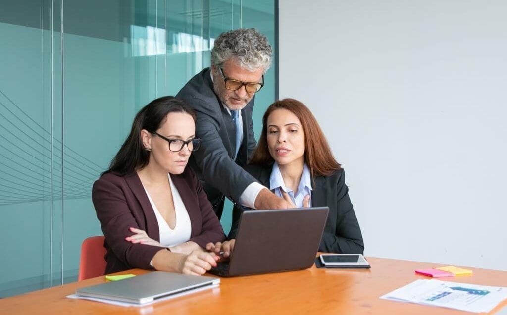 Coraz więcej firm w Polsce czeka ograniczenie działalności, a w najgorszym wypadku redukcja etatów.