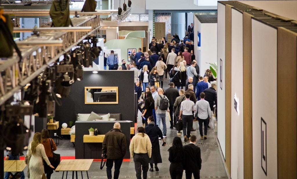 Zwiedzający na targach MEBLE POLSKA.