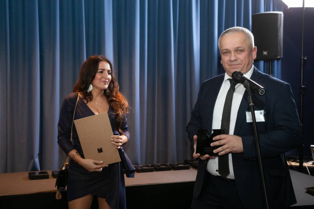 Wyposażenie garderoby SYMPHONY - ATM Akcesoria meblowe znalazło się wśród zwycięskich produktów 19. edycji konkursu. Diament i pamiątkowy dyplom otrzymali Jadwiga Zakrzewska i Rafał Zakrzewski. Fot. Tomasz Markowski.