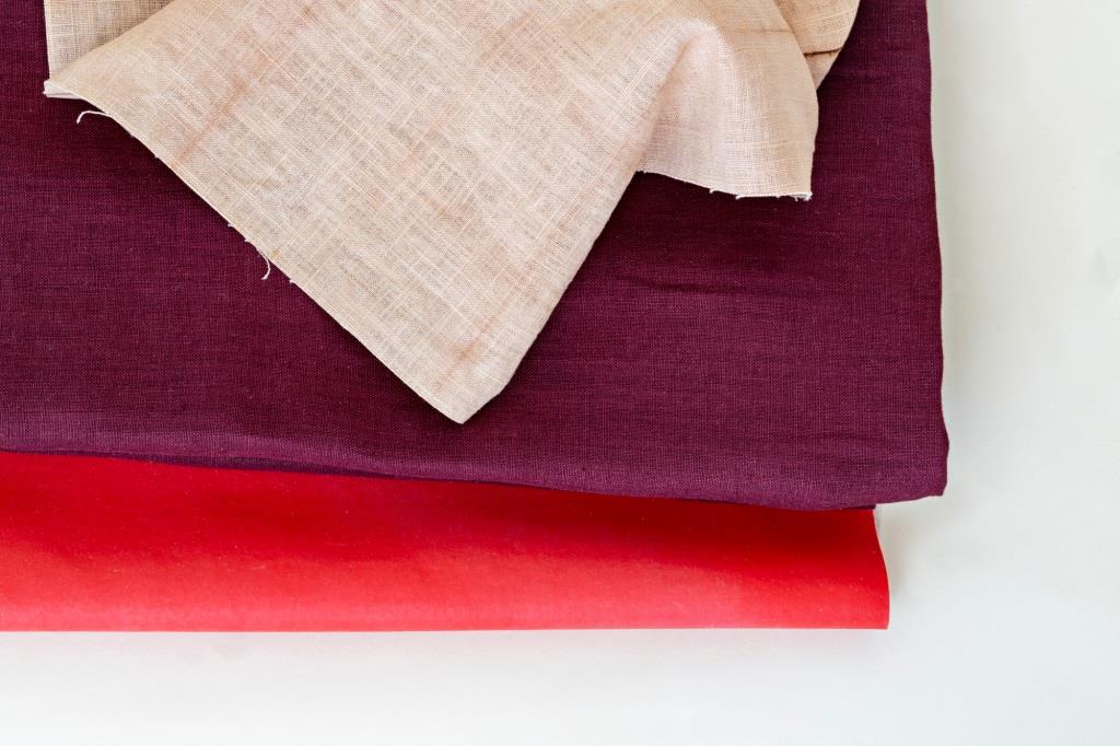 Bordowe konopie od Ecological Textiles, koral Wild Rubber od Amadeau Materials, barwione roślinnie tekstylia od Sary Mey z VIA University College, VIA Design and Business.