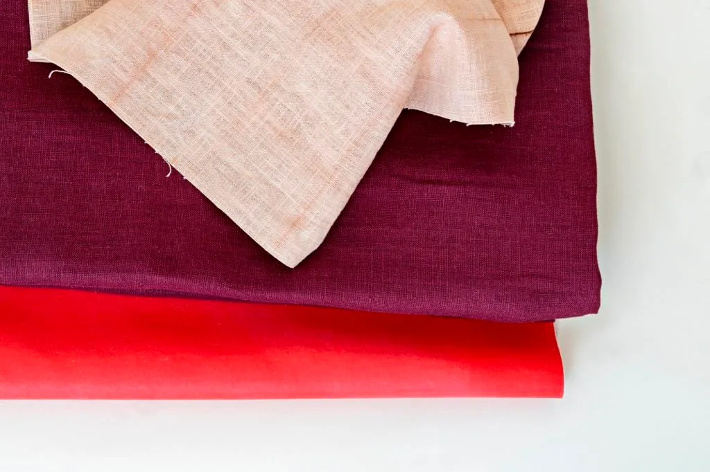 Bordowe konopie od Ecological Textiles, koral Wild Rubber od Amadeau Materials, barwione roślinnie tekstylia od Sary Mey z VIA University College, VIA Design and Business.