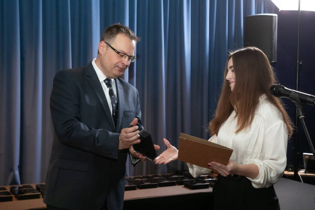 Marek Hryniewicki wręcza Diament Meblarstwa Angelice Lary za NOOK - Comforteo. Fot. Tomasz Markowski.