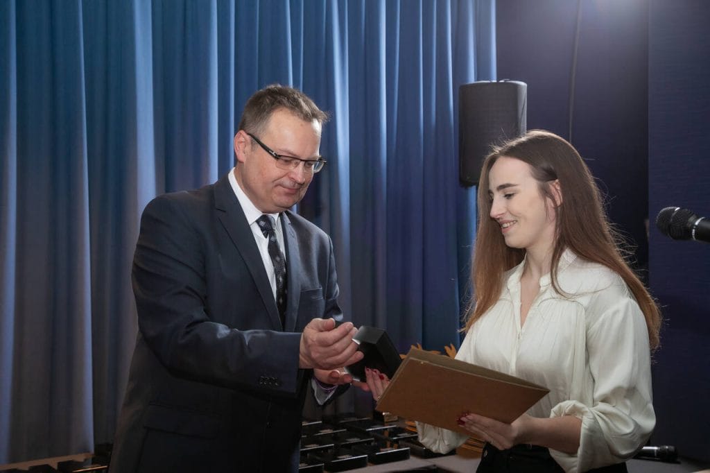 Angelika Lary ze statuetką za SOHO - Comforteo. Fot. Tomasz Markowski.
