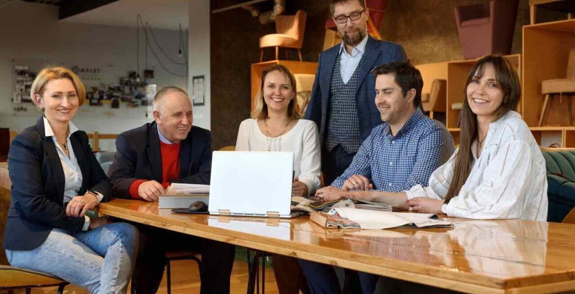 Complet Chmielewscy to firma rodzinna, założona w 1991 r. przez małżeństwo Wiesławę i Zbigniewa Chmielewskich. Na zdjęciu od lewej: Agnieszka, Zbigniew, Daniela, Robert, Michael i Natalia. Fot. Sławomir Brandt, Bonder.