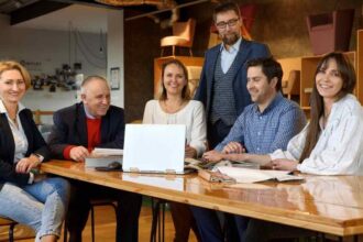 Complet Chmielewscy to firma rodzinna, założona w 1991 r. przez małżeństwo Wiesławę i Zbigniewa Chmielewskich. Na zdjęciu od lewej: Agnieszka, Zbigniew, Daniela, Robert, Michael i Natalia. Fot. Sławomir Brandt, Bonder.