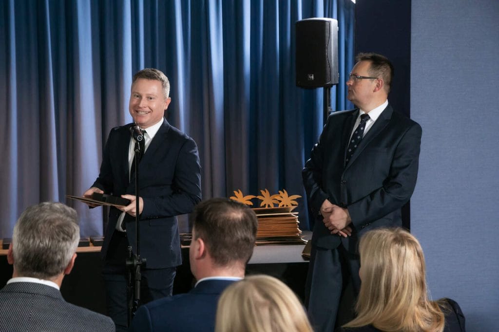 Jurorki i jurorzy zdecydowali o nagrodzeniu kolekcji ISOLE - Deftrans / marka Defra, natomiast nagrodę w imieniu firmy odebrał Robert Okruszko. Fot. Tomasz Markowski.