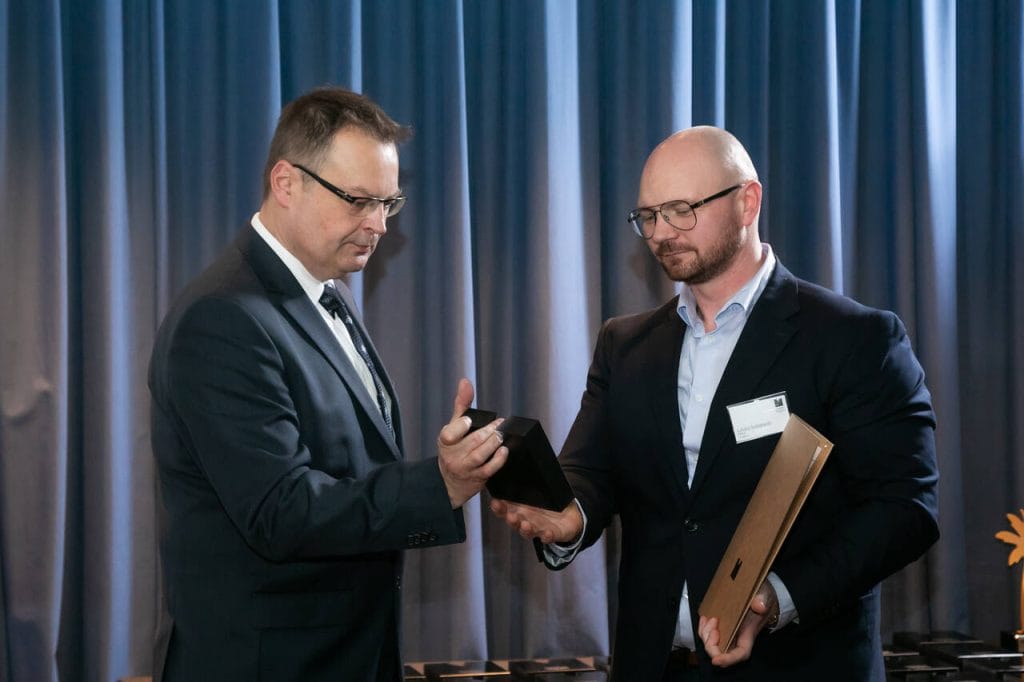 Marek Hryniewicki, czyli prezes Wydawnictwa meble.pl, organizatora konkursu, wręcza statuetkę Łukaszowi Gudalewskiemu z firmy EMUCA za Hack. Fot. Tomasz Markowski.