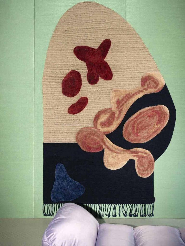 Podczas Milan Design Week 2024, cc-tapis i Tacchini odsłoniły Rude Arts Club, intymną ucieczkę od zgiełku targów. Fot. Andrea Ferrari.