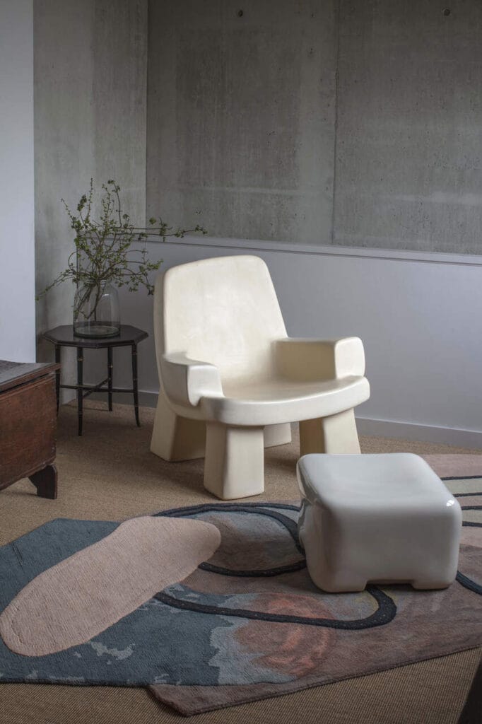Odlane z wytrzymałego włókna szklanego, a następnie ręcznie polerowane do uzyskania satynowo-matowego wykończenia, Fudge Chair czerpie siłę z subtelnej asymetrii. Fot. Matthew Donaldson.