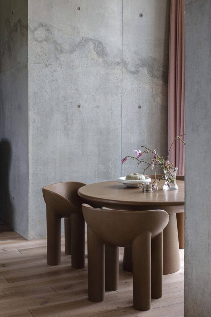 Roly Poly to siedzisko w kształcie misy, stojące na czterech grubych nogach, Jest wykonane z włókna szklanego w kolorze grafitowym, co zapewnia mu wytrzymałość i trwałość. Fot. D.R. i Matthew Donaldson.