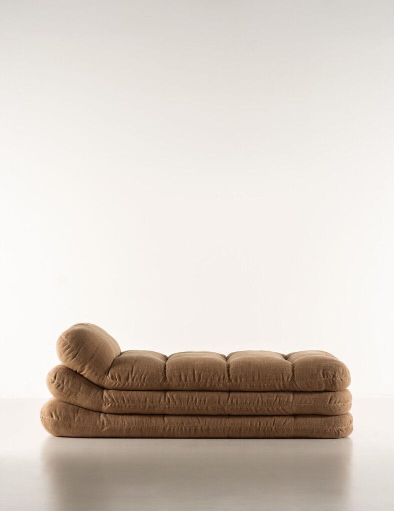 Toogood i Tacchini prezentują COSMIC: wspólną kolekcję eliptycznych doświadczeń projektowych. W centrum tej współpracy znajduje się Solar: sofa, która na pierwszy rzut oka wygląda jak stos poduszek. Fot. Andrea Ferrari.