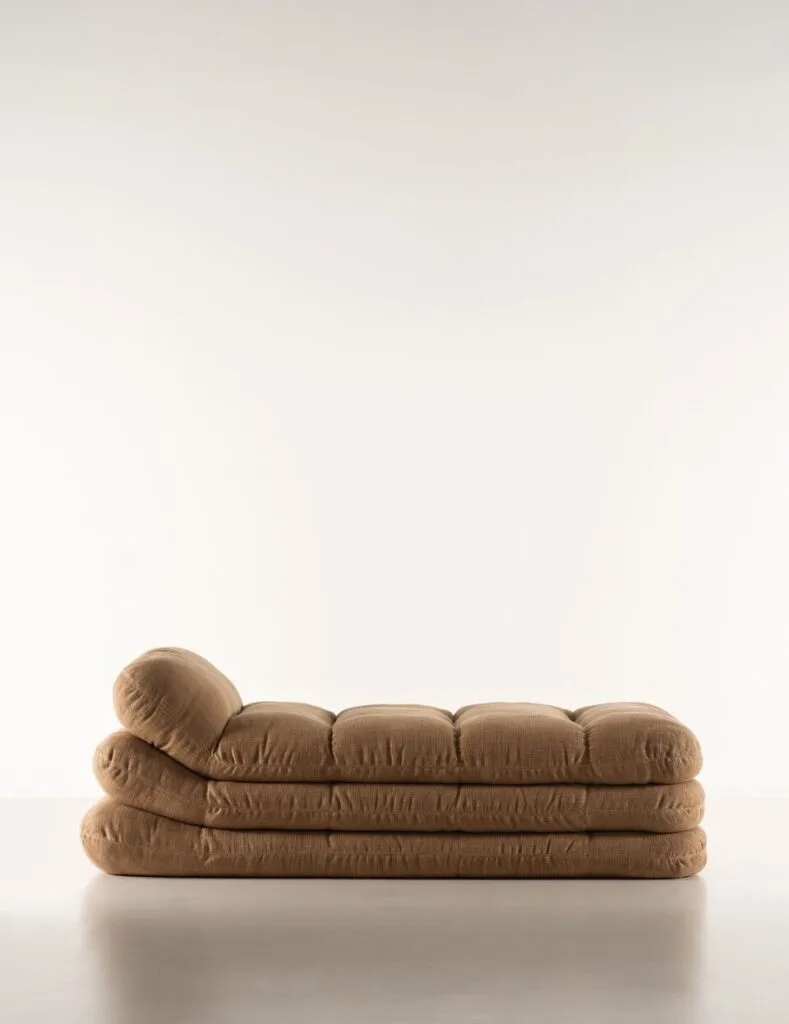 Toogood i Tacchini prezentują COSMIC: wspólną kolekcję eliptycznych doświadczeń projektowych. W centrum tej współpracy znajduje się Solar: sofa, która na pierwszy rzut oka wygląda jak stos poduszek. Fot. Andrea Ferrari.
