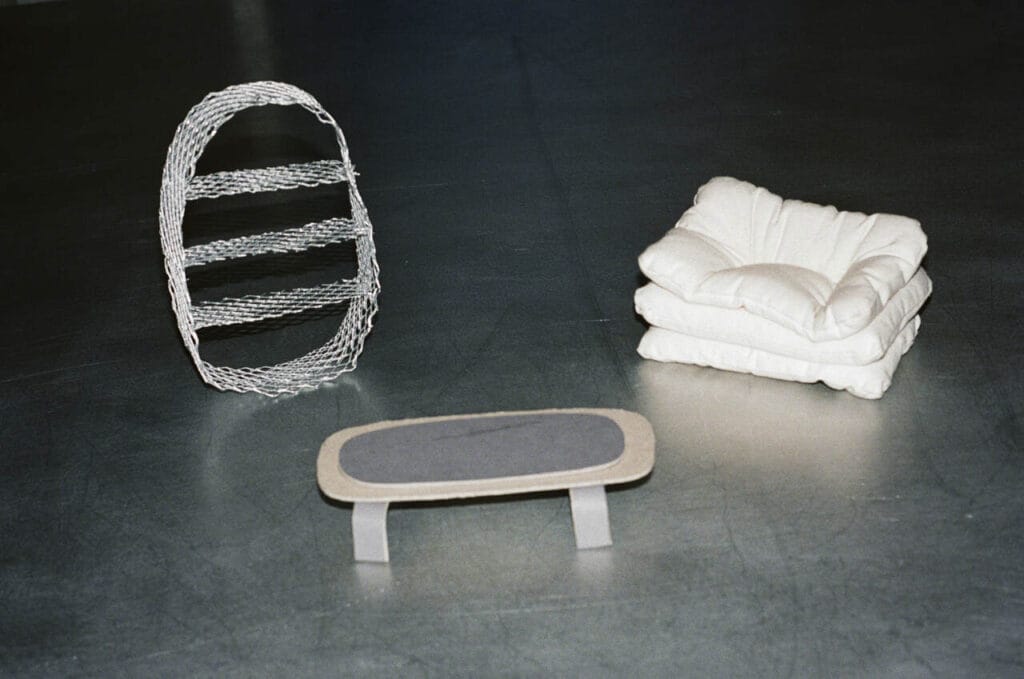 Toogood i Tacchini prezentują COSMIC: wspólną kolekcję eliptycznych doświadczeń projektowych. W centrum tej współpracy znajduje się Solar: sofa, która na pierwszy rzut oka wygląda jak stos poduszek. Fot. Andrea Ferrari.