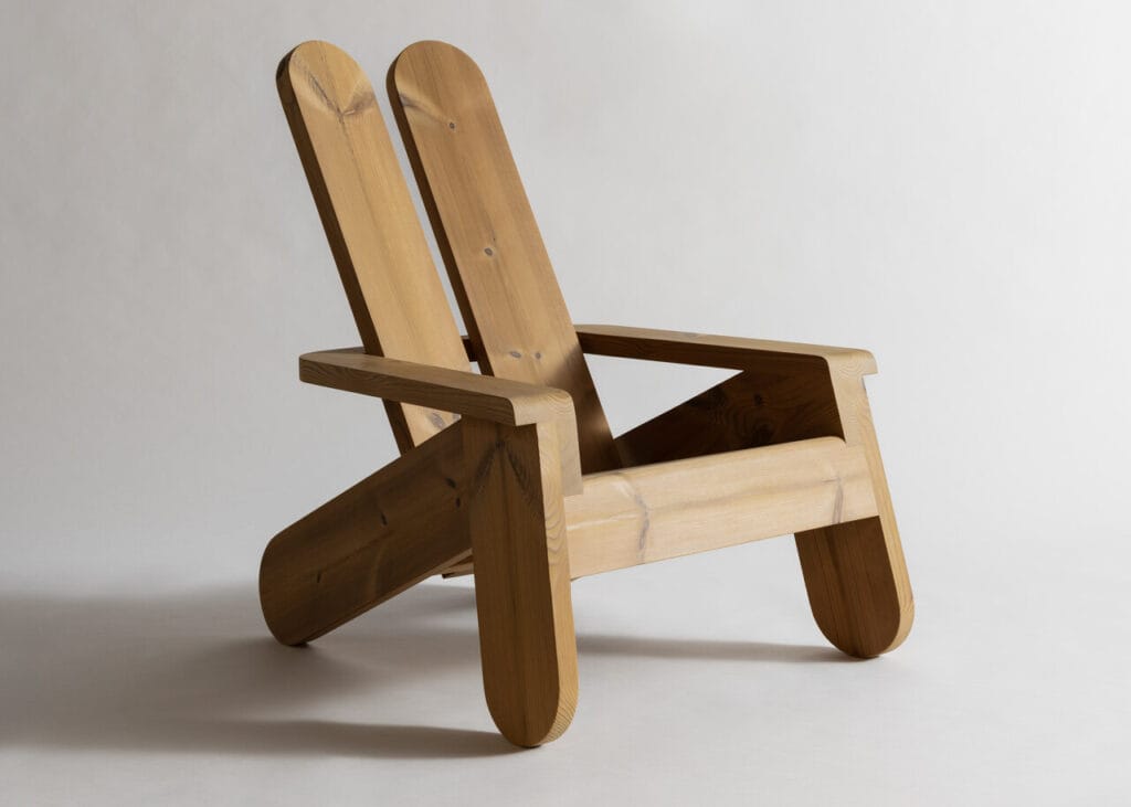 Fotel wypoczynkowy Toogood x Vaarnii Peace. Wyprodukowano go w Finlandii z fińskiej sosny. Fot. D.R., Jussi Puikkonen.