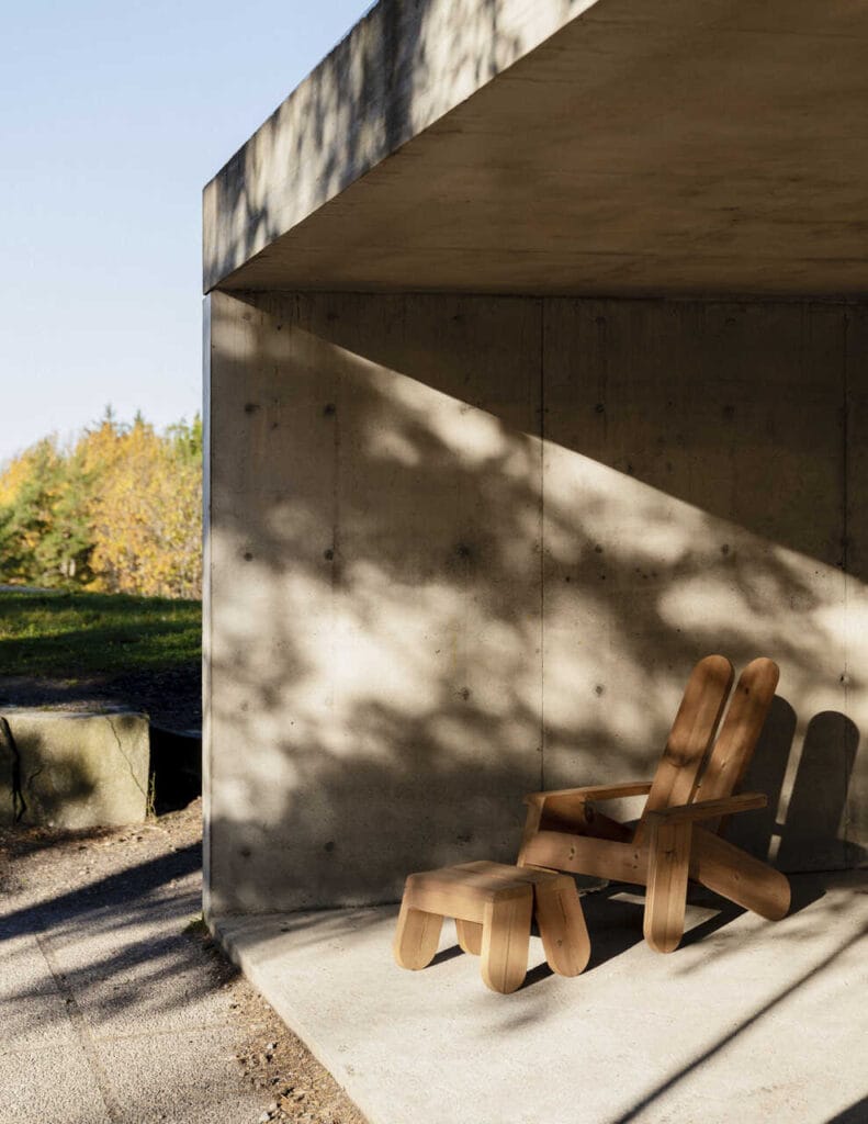 Fotel wypoczynkowy Toogood x Vaarnii Peace. Wyprodukowano go w Finlandii z fińskiej sosny. Fot. D.R., Jussi Puikkonen.