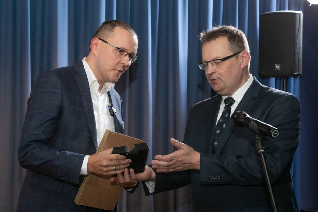 Dominik Dziedzic ze statuetką a także dyplomem za materac Aero - FDM Sp. z o.o. sp.k. Fot. Tomasz Markowski.