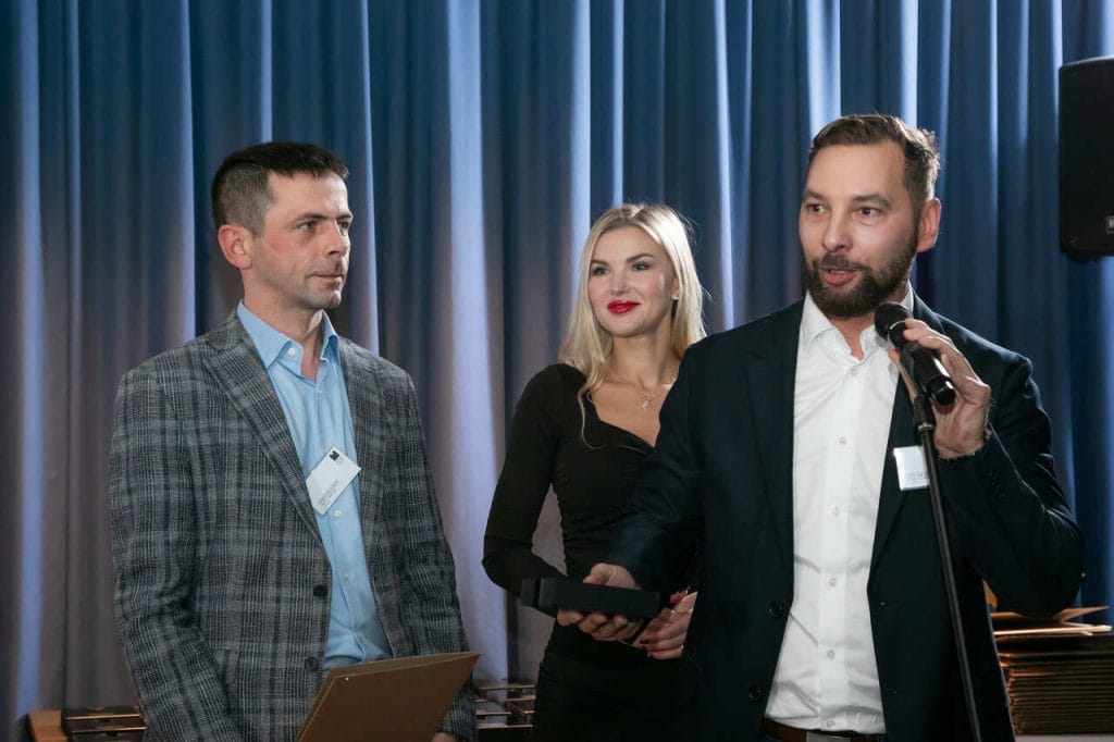 Nagrodę za komodę Gandesa by FibooO Furniture odbierają (od lewej): Sebastian Kozieł, Karolina Byrska i Piotr Byrski. Fot. Tomasz Markowski.