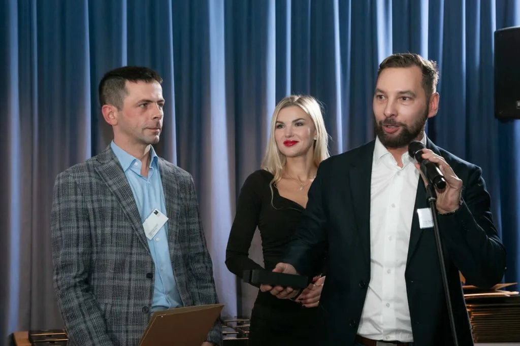 Nagrodę za komodę Gandesa by FibooO Furniture odbierają (od lewej): Sebastian Kozieł, Karolina Byrska i Piotr Byrski. Fot. Tomasz Markowski.