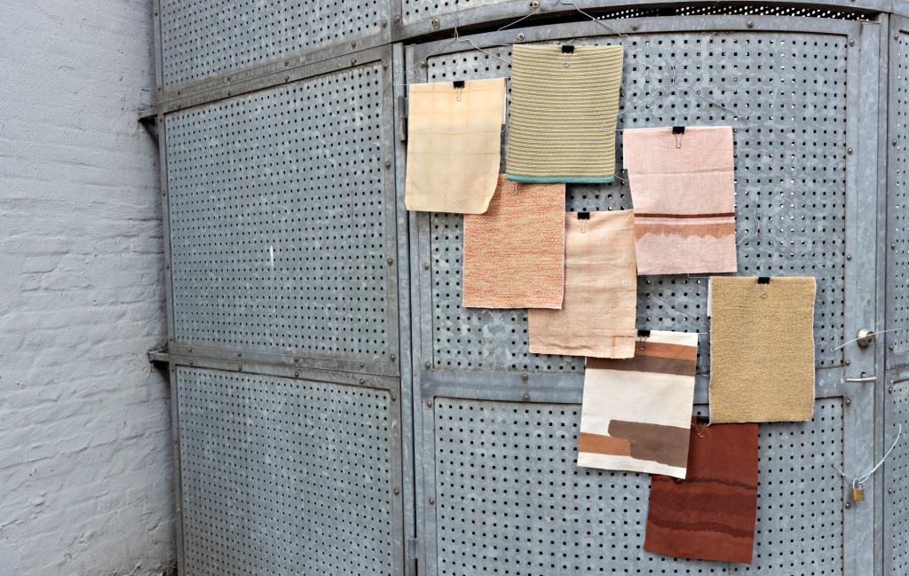 Fragmenty materiałów barwionych z użyciem roślin od Sara Mey z VIA University College, VIA Design and Business.