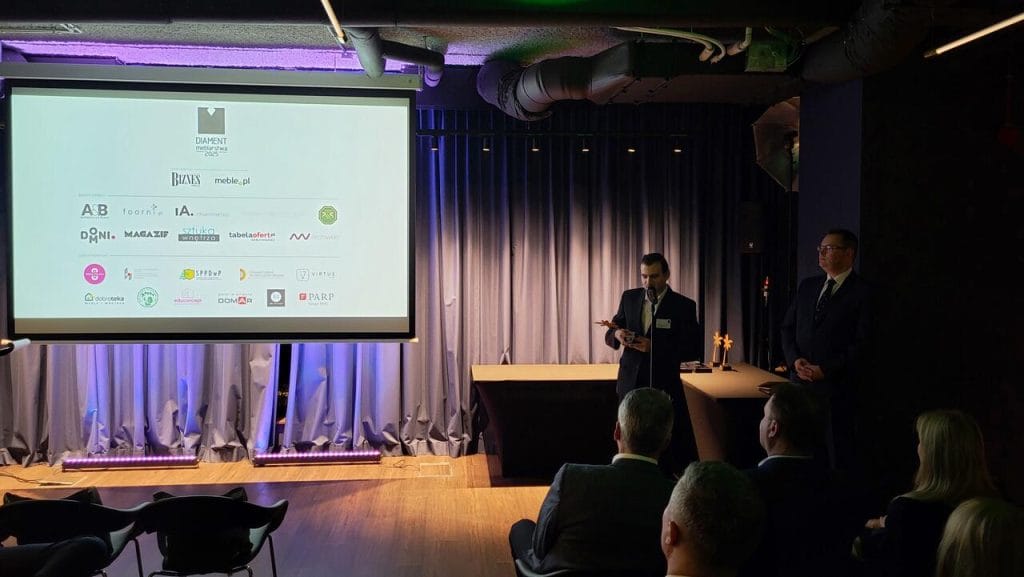 Mikołaj Smoląg wręczył nagrody specjalne Positive Spaces Pro Award, które przyznał IPA International Institute.