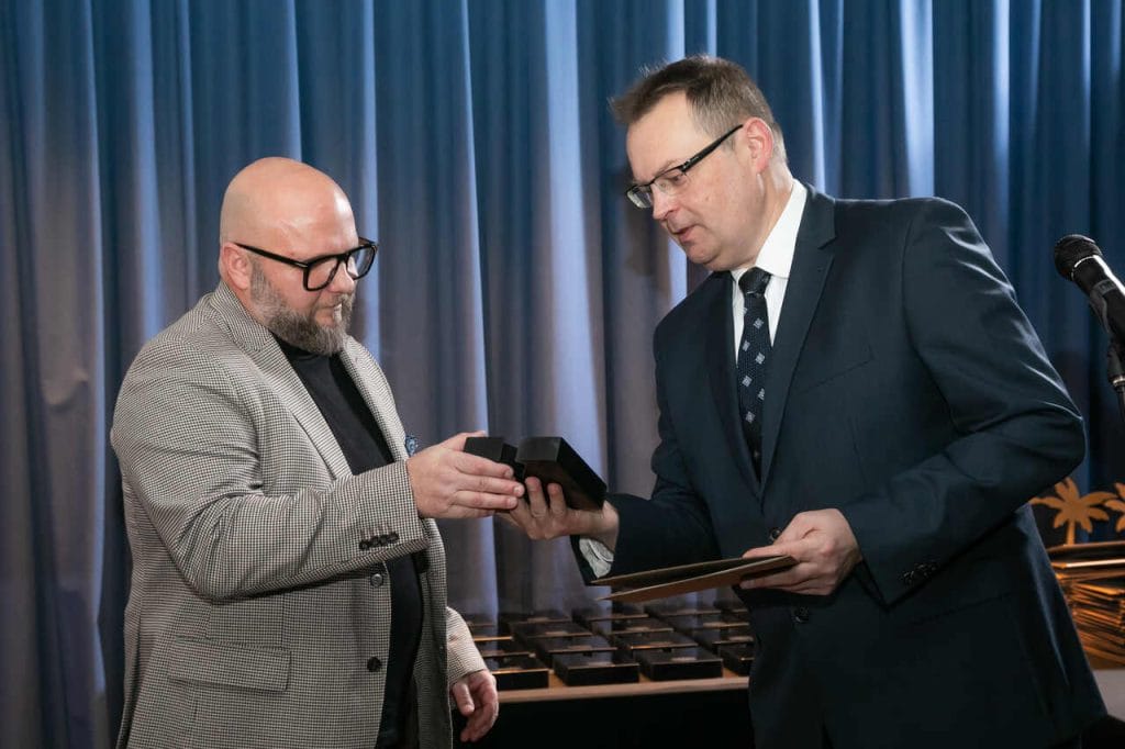 Paweł Sidor odbiera statuetkę za Saori, prod. Gała Meble. Fot. Tomasz Markowski.