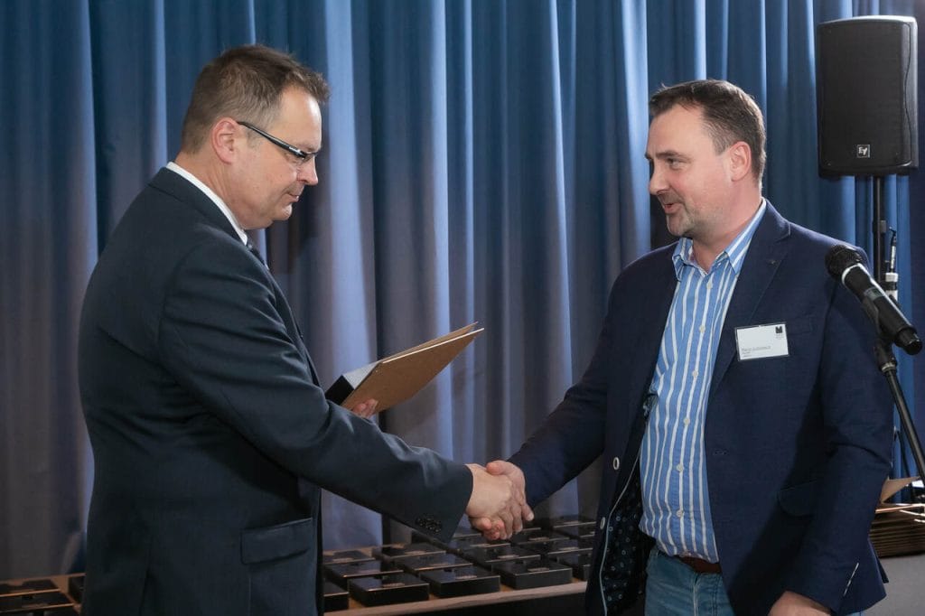 Grupę Poldem reprezentował Marcin Juchniewicz, który odebrał Diament Meblarstwa za narożnik Maxo – zgłoszony przez Emmohl / Stella sp. z o.o. (grupa Poldem). Fot. Tomasz Markowski.