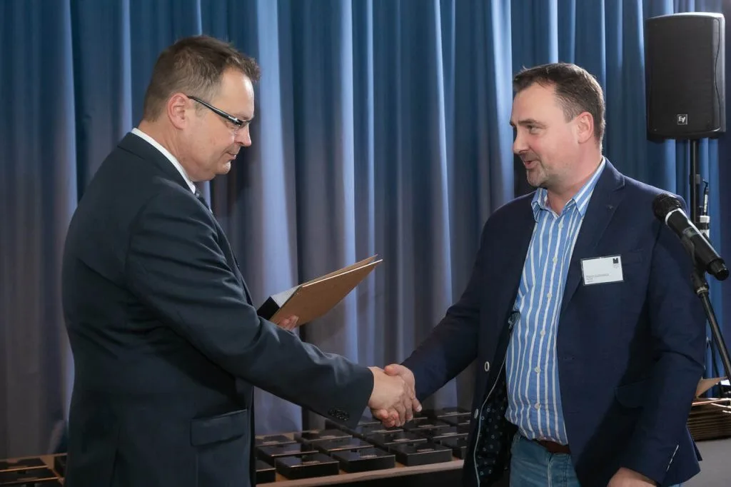 Grupę Poldem reprezentował Marcin Juchniewicz, który odebrał Diament Meblarstwa za narożnik Maxo – zgłoszony przez Emmohl / Stella sp. z o.o. (grupa Poldem). Fot. Tomasz Markowski.