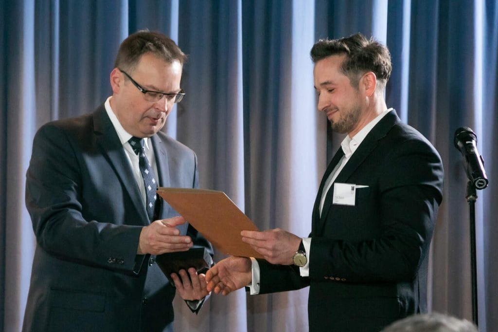 Pierwszy z czterech Diamentów Meblarstwa dla firmy GTV Poland - za oprawę LED POINT MINI - odebrał Piotr Mazurek. Fot. Tomasz Markowski.