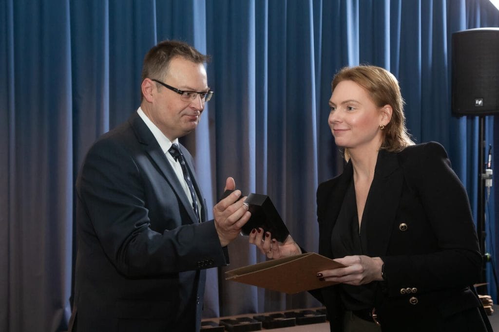 Joanna Posadzy odbiera z rąk Marka Hryniewickiego Diament Meblarstwa 2025 dla rolki meblowej GIRA - GTV POLAND. Fot. Tomasz Markowski.