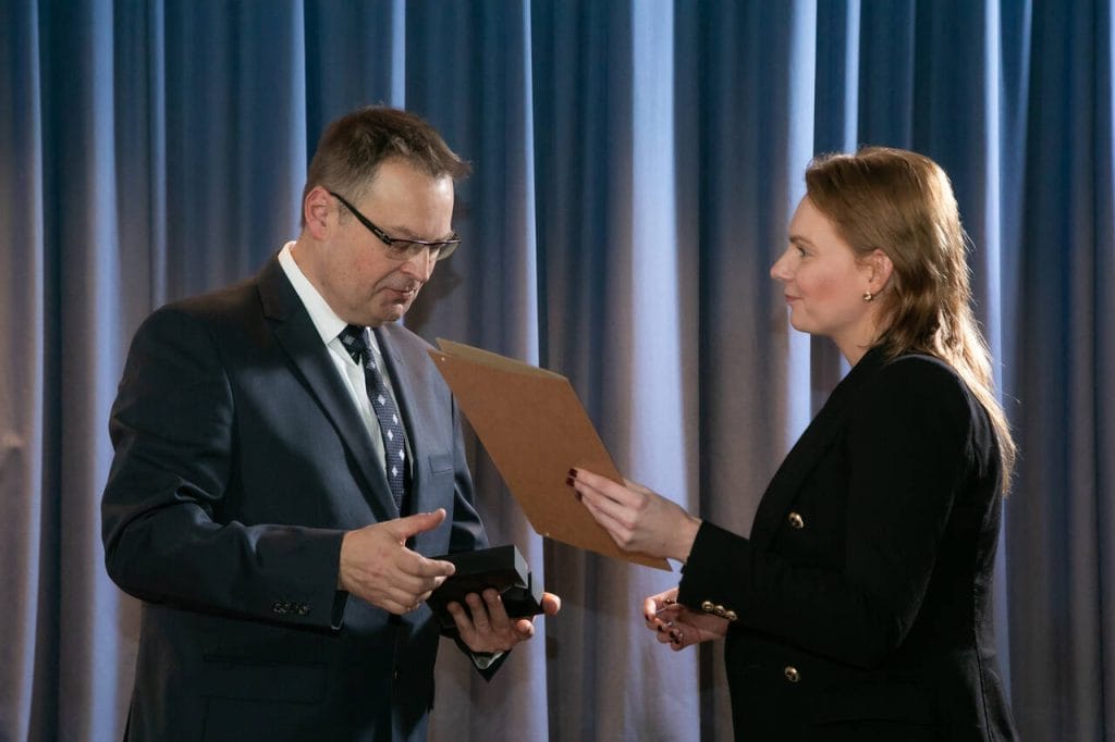 Czwarty i jednocześnie ostatni w tym roku Diament Meblarstwa dla GTV Poland - Rolka meblowa STRADA. Na scenie Joanna Posadzy, która w imieniu firmy GTV Poland odbierała nagrodę. Fot. Tomasz Markowski.