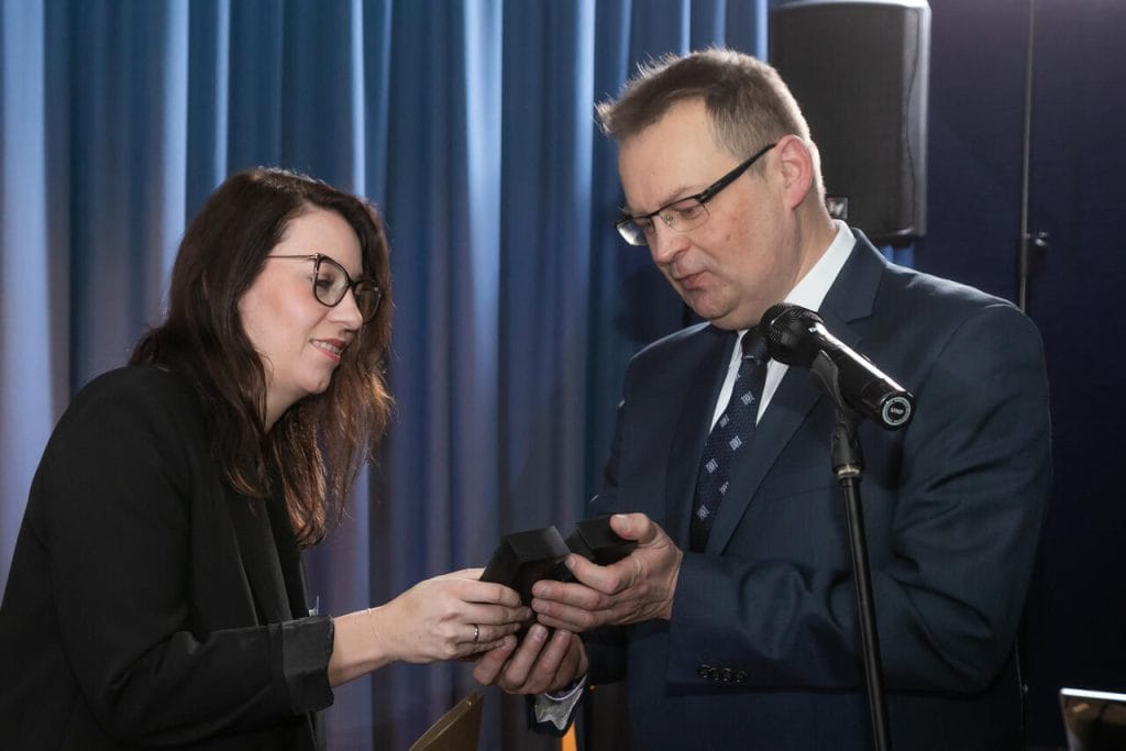 Marta Dobrowolska z Diamentem Meblarstwa dla Häfele Ixconnect UC 16/64 - Häfele. Fot. Tomasz Markowski.