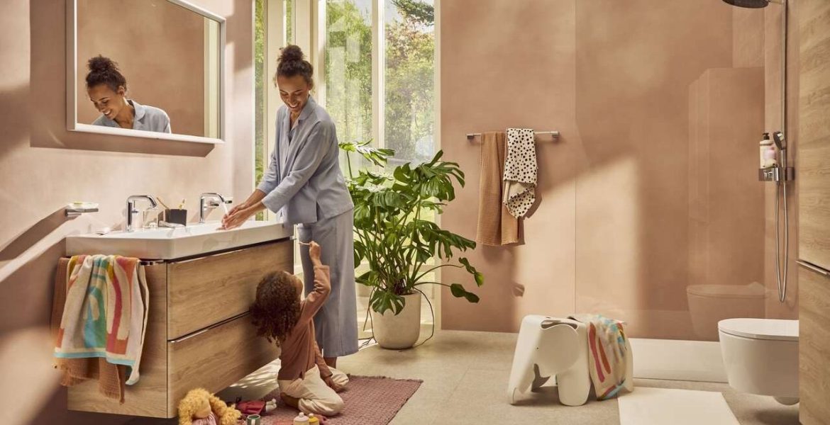 Marka hansgrohe poszerzyła swoją ofertę do kompletnego wyposażenia łazienek. Oprócz armatury klienci mają teraz do dyspozycji niemal całe wyposażenie łazienki: umywalki, toalety, akcesoria, meble i lustra. Bazą do aranżacji łazienek są dwie serie mebli – widoczna na zdjęciu Xelu i Xevolos. Dostępne w wielu wariantach zapewniają maksymalną swobodę w planowaniu i łączeniu elementów. Oprócz szafek podumywalkowych (również z konsolą) w różnych rozmiarach i wykończeniach w obu seriach znaleźć można także inne wersje dużych i małych szafek.