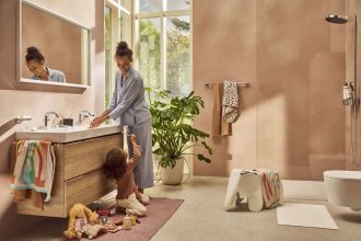 Marka hansgrohe poszerzyła swoją ofertę do kompletnego wyposażenia łazienek. Oprócz armatury klienci mają teraz do dyspozycji niemal całe wyposażenie łazienki: umywalki, toalety, akcesoria, meble i lustra. Bazą do aranżacji łazienek są dwie serie mebli – widoczna na zdjęciu Xelu i Xevolos. Dostępne w wielu wariantach zapewniają maksymalną swobodę w planowaniu i łączeniu elementów. Oprócz szafek podumywalkowych (również z konsolą) w różnych rozmiarach i wykończeniach w obu seriach znaleźć można także inne wersje dużych i małych szafek.