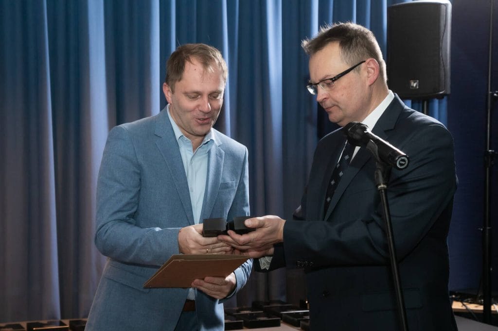 Diamentem Meblarstwa 2025 uhonorowano Kolekcję Blatów Kompaktowych Cashmere - HPL Service sp. zo.o. Natomiast nagrodę odebrał Karol Morasiński. Fot. Tomasz Markowski.