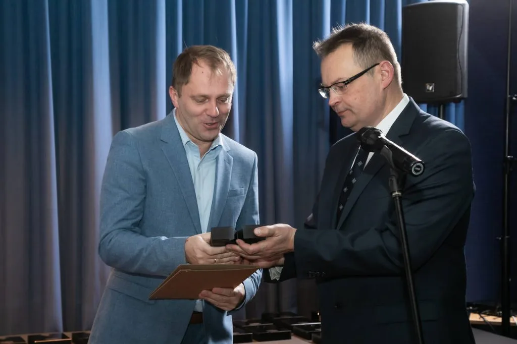 Diamentem Meblarstwa 2025 uhonorowano Kolekcję Blatów Kompaktowych Cashmere - HPL Service sp. zo.o. Natomiast nagrodę odebrał Karol Morasiński. Fot. Tomasz Markowski.