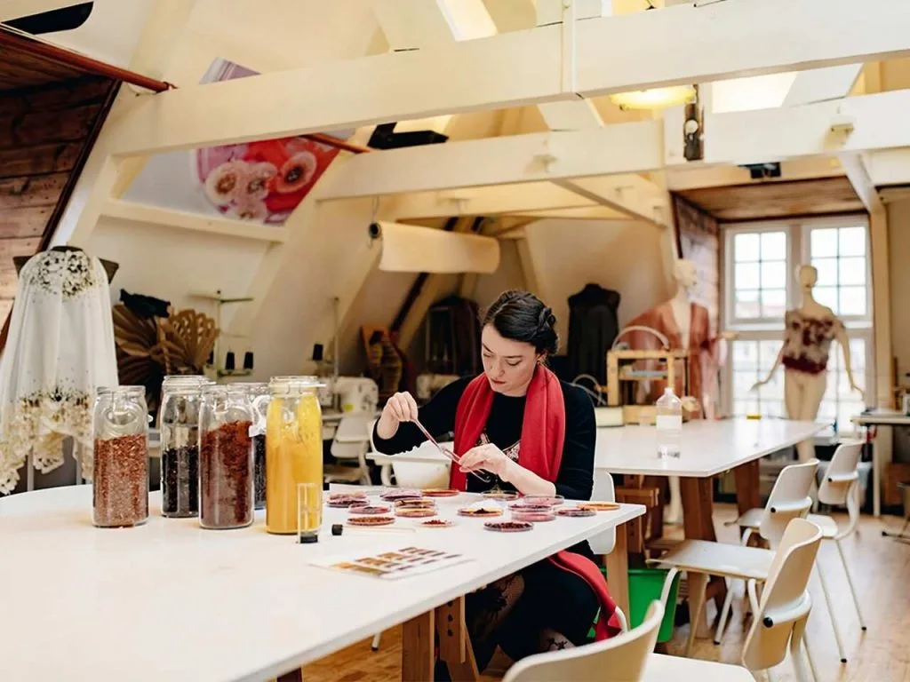 Cecilia Raspanti, kierownik laboratorium tekstylnego, pracuje nad pigmentami roślinnymi i bakteryjnymi. Fot. Waag Futurelab.