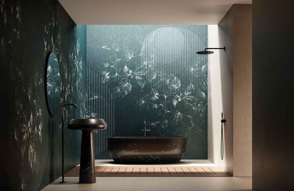 Murale włoskiej marki Instabilelab, nowość w ofercie Otownetrze.pl, mają niemal magiczną moc zmieniania wnętrz. Wielkoformatowe grafiki ścienne wyróżniają się bogactwem wzorów i możliwości indywidualnego dostosowania motywu do przestrzeni. Dzięki temu dają zupełnie unikalne możliwości dekoracyjne. W miejscach o podwyższonej wilgotności, jak kuchnie i łazienki, a nawet ściany zewnętrzne, stosuje się grafiki na podłożu Fibratex – wykonane z włókna szklanego ma strukturę gładkiej tkaniny i wyjątkową odporność na wodę i uszkodzenia mechaniczne.