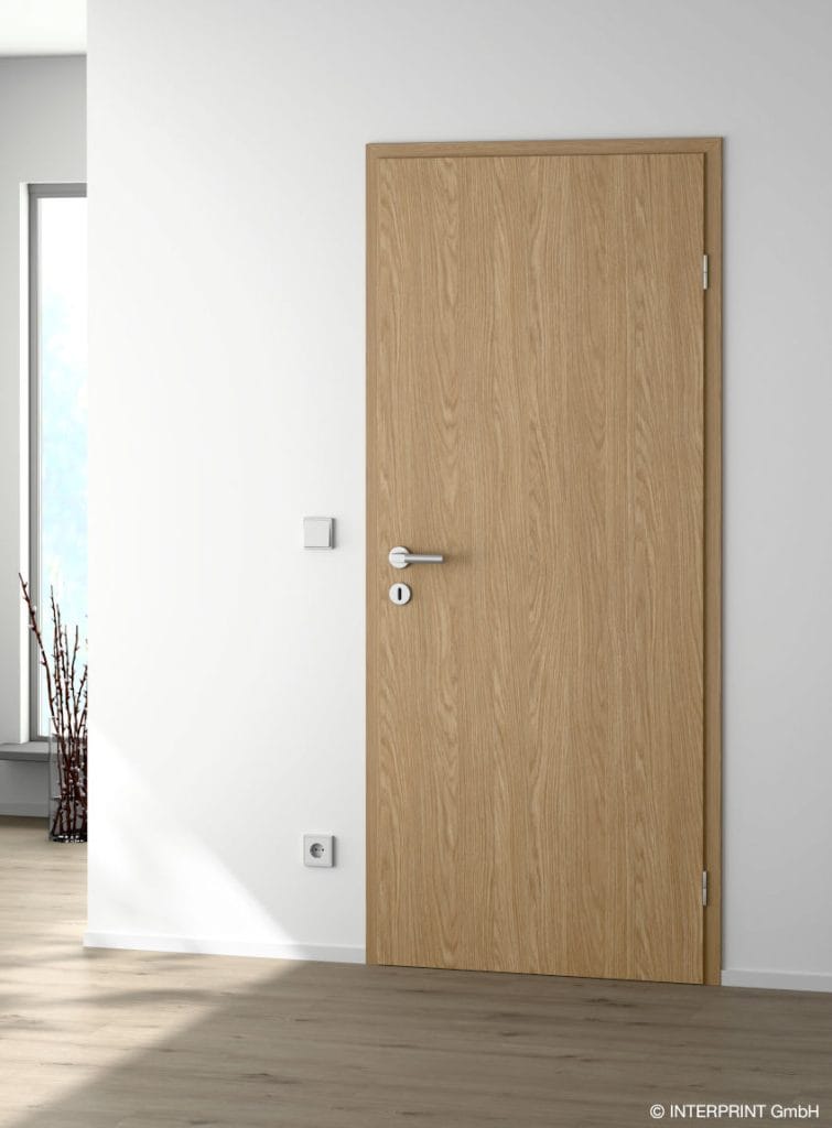 Minimalistyczne skrzydło drzwiowe w dekorze Rookwood Oak (Interprint). Spójna, naturalna struktura dębu podkreśla elegancję i wysoką jakość wykonania, harmonizując z nowoczesnymi okuciami.