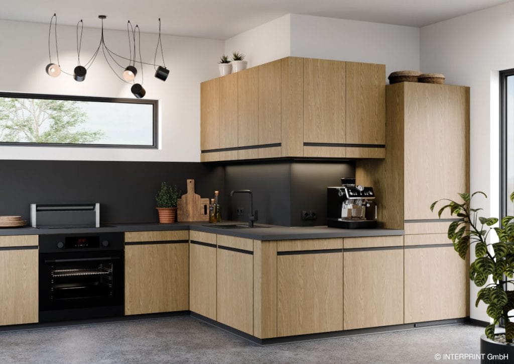 Nowoczesna zabudowa kuchenna w dekorze Rookwood Oak. Kontrastowe zestawienie jasnego, dębowego drewna z czarnymi blatami i akcentami (Backsplash) tworzy wyrafinowany i funkcjonalny design, zgodny z aktualnymi trendami.