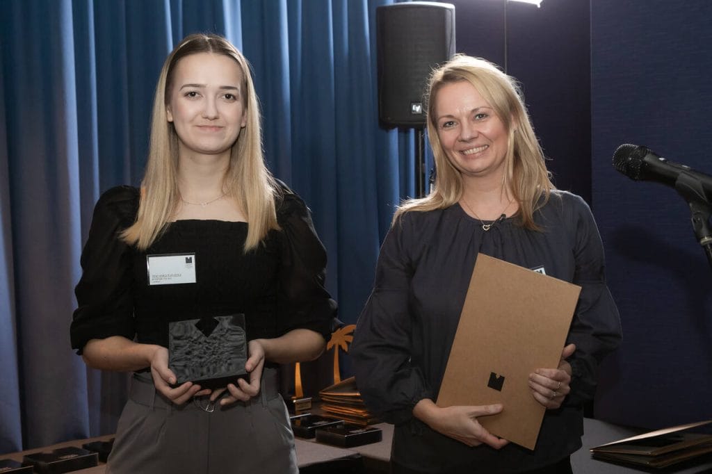 Kapituła zdecydowała, że wśród laureatów konkursu znalazł się Dekor Tombax - INTERPRINT POLSKA. Statuetkę i dyplom odebrały (od lewej): Weronika Kołudzka i Sylwia Lasota. Fot. Tomasz Markowski.