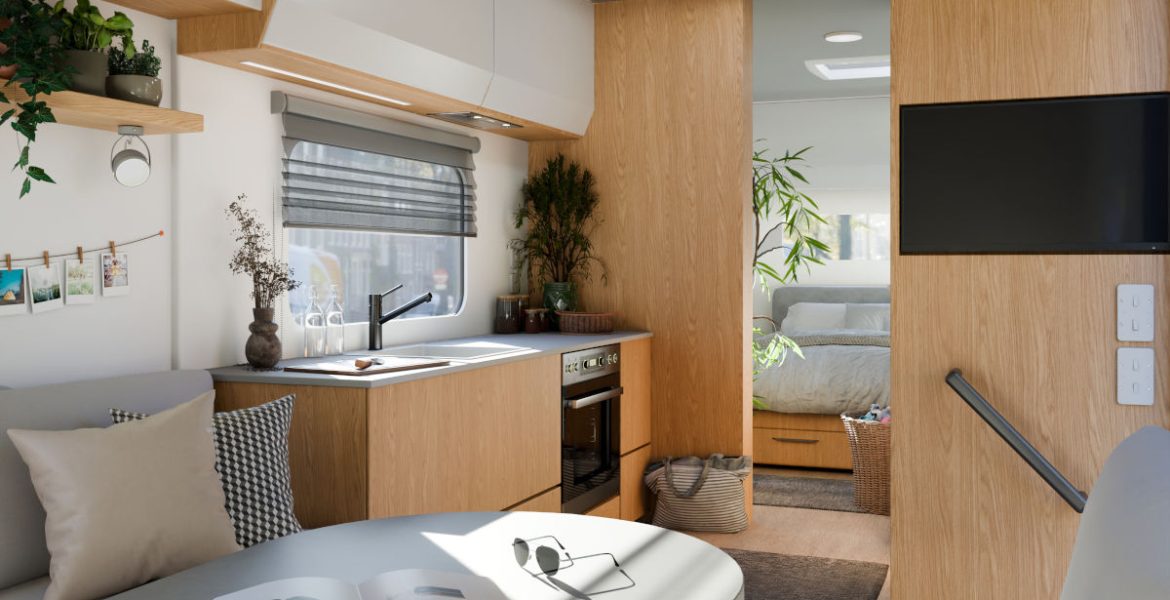 Wnętrze kampera z wykorzystaniem dekoru Interprint Rookwood Oak. Jasne drewno dębu wprowadza do mobilnych przestrzeni poczucie przytulności i nowoczesności, idealnie komponując się z szarościami i bielą.