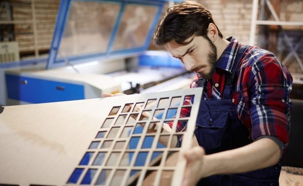 Przy niesprzyjających czynnikach i braku wyraźnych sygnałów ożywienia popytu, zwłaszcza na rynkach zagranicznych, przychody firm w branży meblarskiej w 2025 r. powinny wrócić na ścieżkę wzrostu.