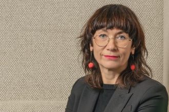 Izabela Sobkowiak, absolwentka Wydziału Architektury Wnętrz i Wzornictwa Przemysłowego Akademii Sztuk Pięknych w Poznaniu, doświadczona projektantka wnętrz i mebli, obecnie w roli projektanta i wdrożeniowca w Motiv Home, o tym dlaczego fotel to ikona komfortu i o trendach w aranżacji wnętrz.