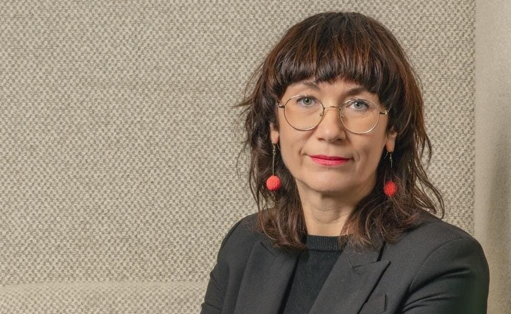 Izabela Sobkowiak, absolwentka Wydziału Architektury Wnętrz i Wzornictwa Przemysłowego Akademii Sztuk Pięknych w Poznaniu, doświadczona projektantka wnętrz i mebli, obecnie w roli projektanta i wdrożeniowca w Motiv Home, o tym dlaczego fotel to ikona komfortu i o trendach w aranżacji wnętrz.