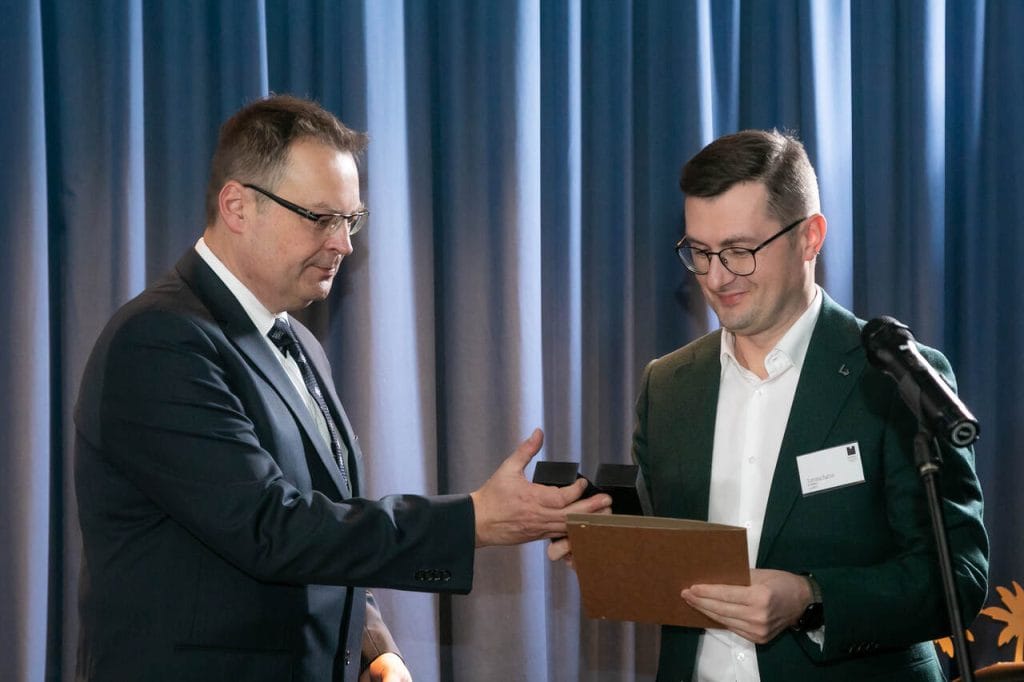 Tomasz Bytnar odbiera Diament Meblarstwa 2025 za chłodziarko-zamrażarkę KFRM 1991 BG BuiltIn - Kernau. Fot. Tomasz Markowski.