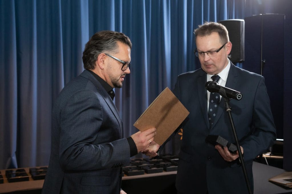 Krośnieńskie Fabryki Mebli KROFAM reprezentował Grzegorz Pękalski, który odebrał nagrodę za VIBE. Fot. Tomasz Markowski.