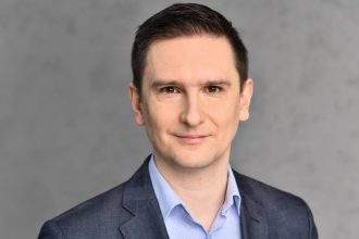 Krzysztof Mrówczyński, menedżer ds. Analiz Sektorowych w Banku Pekao SA, autor raportu „Branża drzewno-meblarska. Bieżące trendy rozwojowe i perspektywy na 2025 rok”.